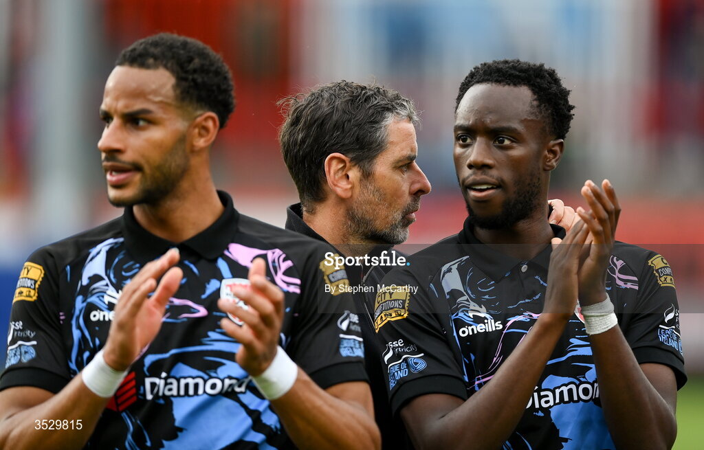 2 August 2026; Derry City manager Tiernan Lynch with Barry Cotter, left, and James Olayinka, right, during the SSE Airtricity Men's Premier Division match between St Patrick's Athletic and Derry City at Richmond Park in Dublin. Photo by Stephen McCarthy/Sportsfile