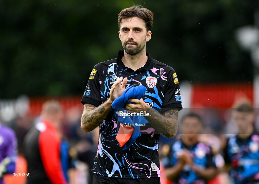 2 August 2026; Ellis Chapman of Derry City acknowledges his side's supporters during the SSE Airtricity Men's Premier Division match between St Patrick's Athletic and Derry City at Richmond Park in Dublin. Photo by Adam Russell/Sportsfile