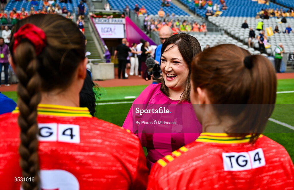 2 August 2026; Deirdre Ní Choistín, CEO TG4, meets the Carlow players before the LGFA TG4 All-Ireland Junior Championship final match between Antrim and Carlow at Croke Park in Dublin. Photo by Piaras Ó Mídheach/Sportsfile