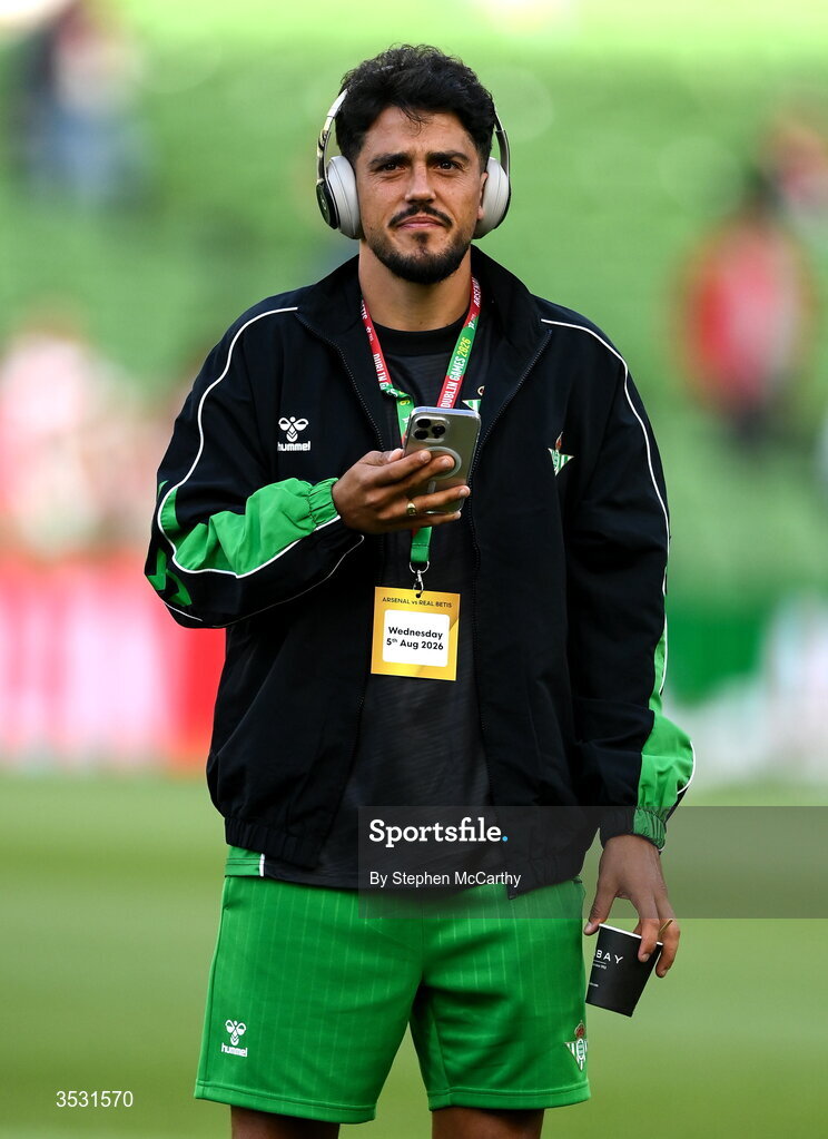 5 August 2026; Pablo Fornals of Real Betis inspects the pitch before the pre-season friendly match between Arsenal and Real Betis at the Aviva Stadium in Dublin. Photo by Stephen McCarthy/Sportsfile
