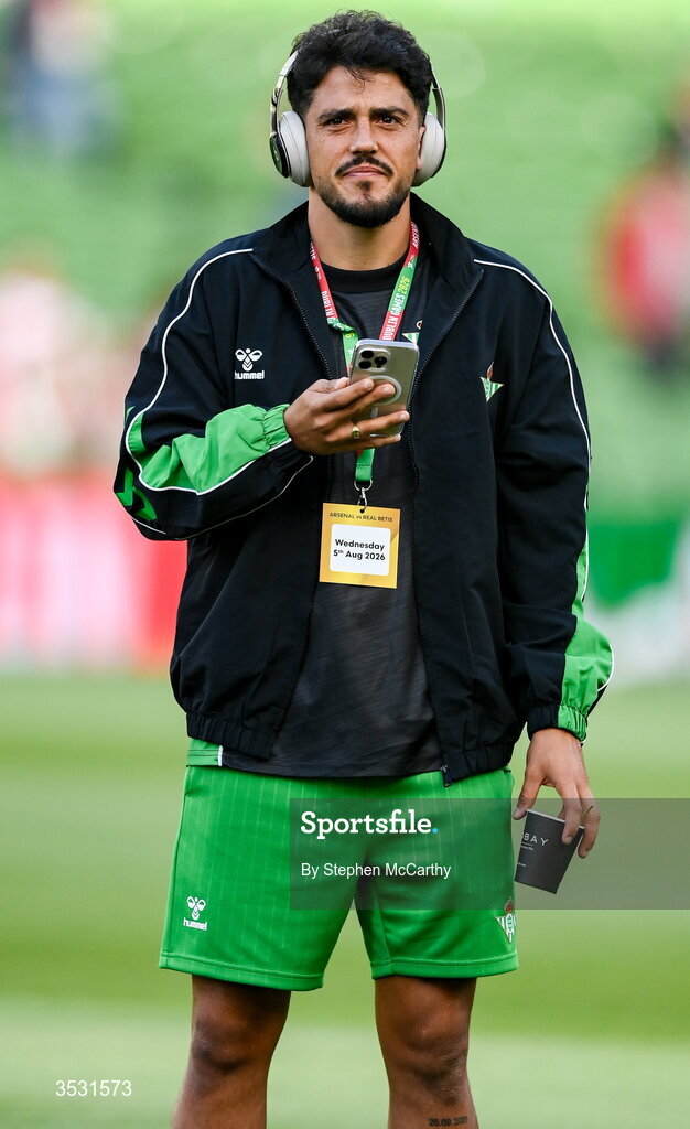 5 August 2026; Pablo Fornals of Real Betis inspects the pitch before the pre-season friendly match between Arsenal and Real Betis at the Aviva Stadium in Dublin. Photo by Stephen McCarthy/Sportsfile