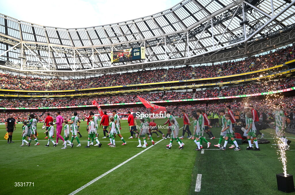 5 August 2026; The teams walk out before the pre-season friendly match between Arsenal and Real Betis at the Aviva Stadium in Dublin. Photo by Stephen McCarthy/Sportsfile