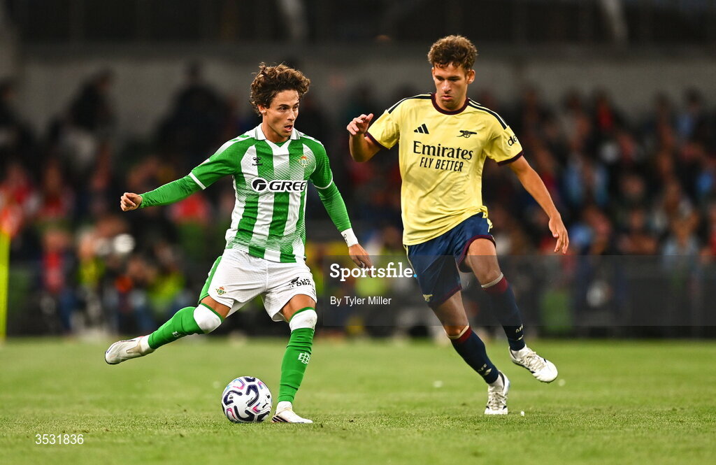 5 August 2026; Rodrigo Riquelme of Real Betis in action against Brayden Clarke of Arsenal during the pre-season friendly match between Arsenal and Real Betis at the Aviva Stadium in Dublin. Photo by Tyler Miller/Sportsfile