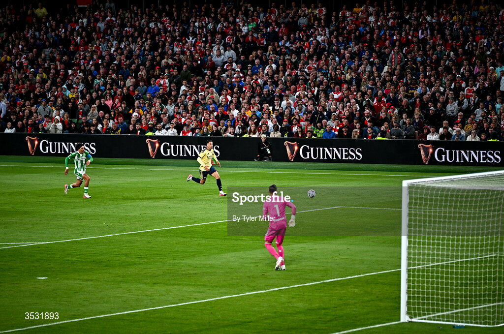 5 August 2026; Gabriel Martinelli of Arsenal races clear 0f Héctor Bellerín of Real Betis during the pre-season friendly match between Arsenal and Real Betis at the Aviva Stadium in Dublin. Photo by Tyler Miller/Sportsfile