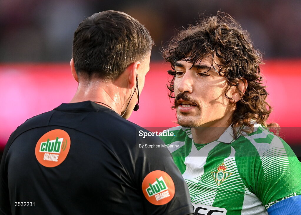 5 August 2026; Héctor Bellerín of Real Betis speaks to referee Rob Hennessy during the pre-season friendly match between Arsenal and Real Betis at the Aviva Stadium in Dublin. Photo by Stephen McCarthy/Sportsfile