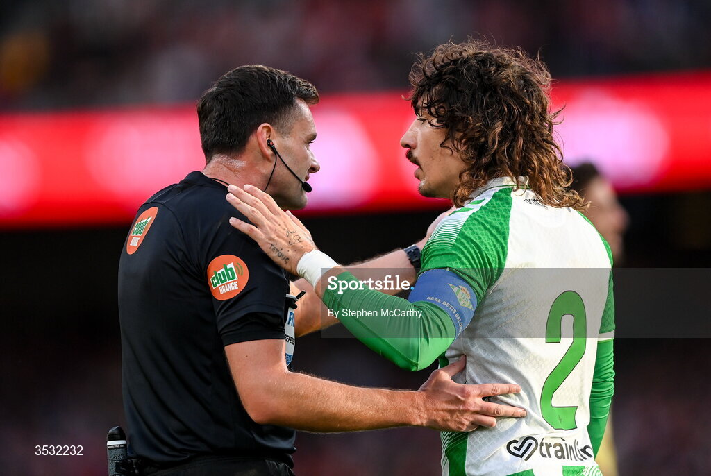 5 August 2026; Héctor Bellerín of Real Betis speaks to referee Rob Hennessy during the pre-season friendly match between Arsenal and Real Betis at the Aviva Stadium in Dublin. Photo by Stephen McCarthy/Sportsfile