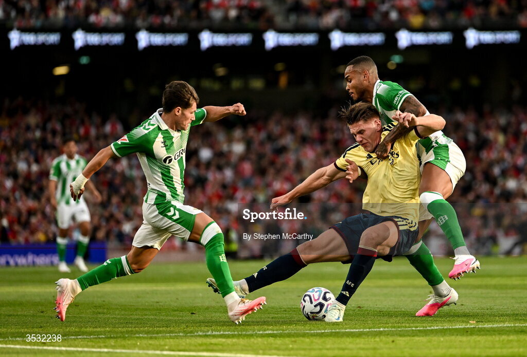 5 August 2026; Viktor Gyökeres of Arsenal in action against Natan of Real Betis during the pre-season friendly match between Arsenal and Real Betis at the Aviva Stadium in Dublin.  Photo by Stephen McCarthy/Sportsfile