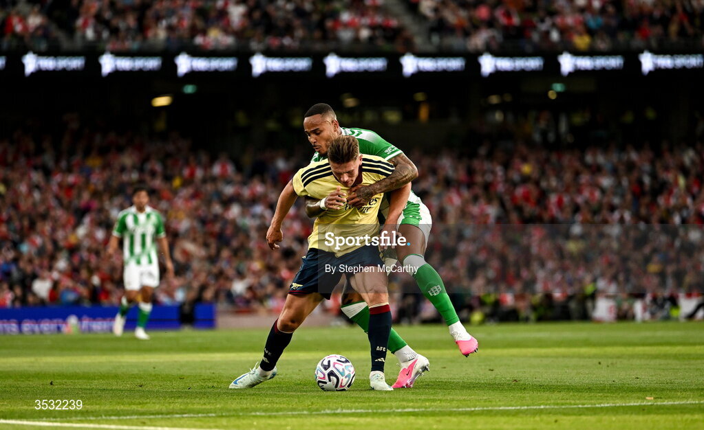 5 August 2026; Viktor Gyökeres of Arsenal in action against Natan of Real Betis during the pre-season friendly match between Arsenal and Real Betis at the Aviva Stadium in Dublin.  Photo by Stephen McCarthy/Sportsfile