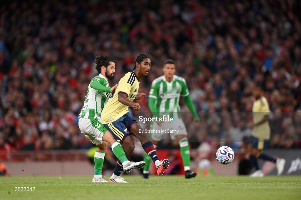 5 August 2026; Marli Salmon of Arsenal in action against Isco Alarcon of Real Betis during the pre-season friendly match between Arsenal and Real Betis at the Aviva Stadium in Dublin. Photo by Stephen McCarthy/Sportsfile