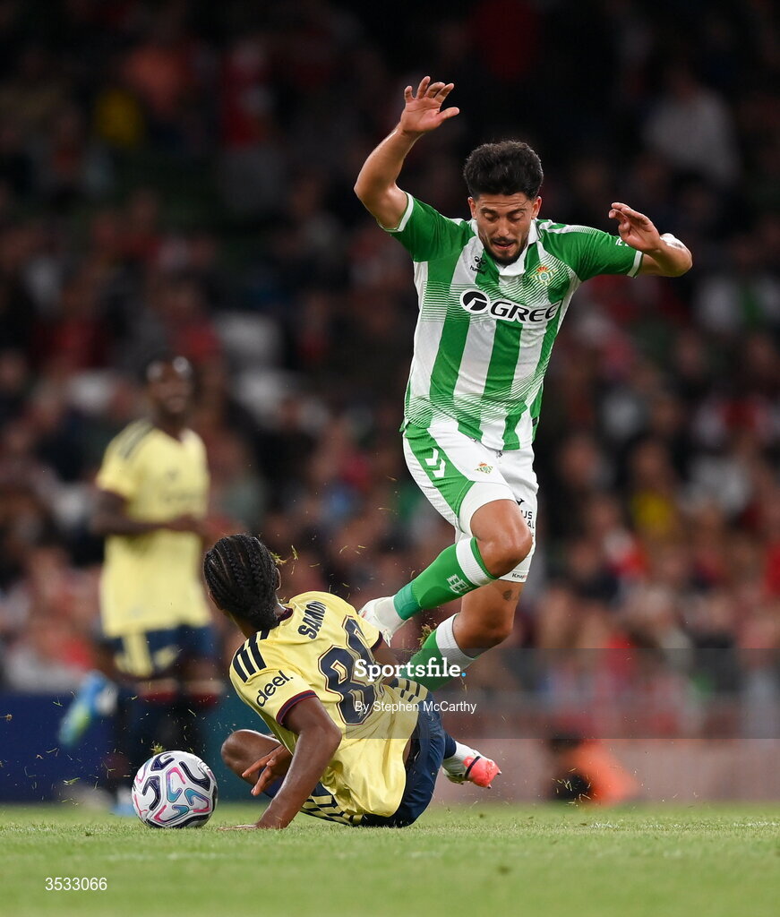 5 August 2026; Pablo Fornals of Real Betis is tackled by Marli Salmon of Arsenal during the pre-season friendly match between Arsenal and Real Betis at the Aviva Stadium in Dublin. Photo by Stephen McCarthy/Sportsfile