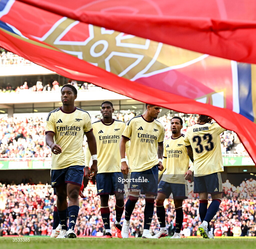 5 August 2026; Myles Lewis-Skelly of Arsenal, left, and teammates before the pre-season friendly match between Arsenal and Real Betis at the Aviva Stadium in Dublin. Photo by Tyler Miller/Sportsfile