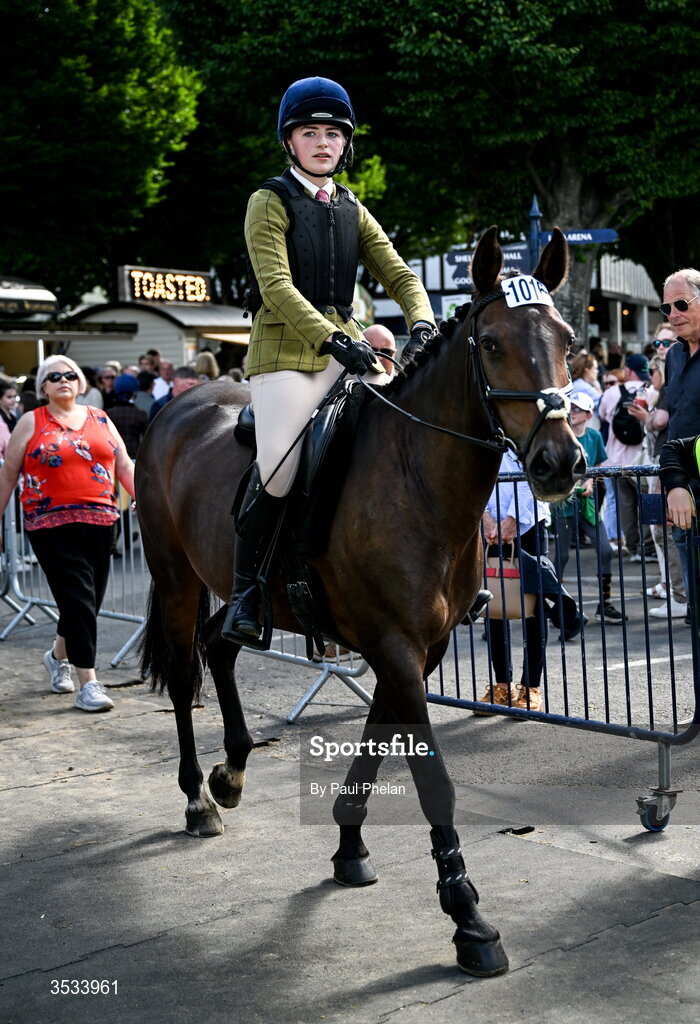 8 August 2026; Mollie Russell of Ireland walks out on Miss Serena Royal before the Class 95 Working Hunter Ponies during day four of the Gallagher Dublin Horse Show at the RDS in Dublin. Photo by Paul Phelan/Sportsfile