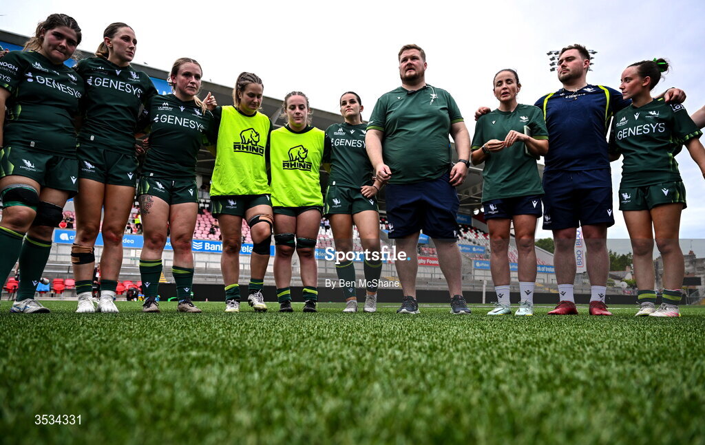 8 August 2026; Connacht head coach Craig Hansberry, centre, speaks to his players after the Vodafone Womens Interprovincial Championship Round 1 match between Ulster and Connacht at Affidea Stadium in Belfast. Photo by Ben McShane/Sportsfile