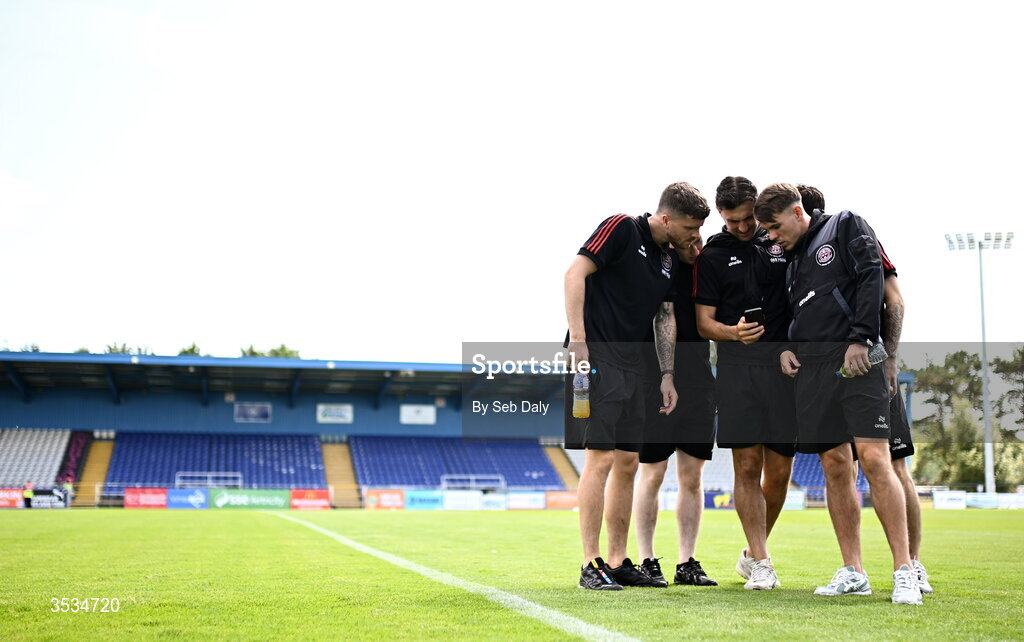 9 August 2026; Bohemians players, including Adam McDonnell, Jordan Flores, and Dayle Rooney, before the SSE Airtricity Men's Premier Division match between Waterford and Bohemians at the RSC in Waterford. Photo by Seb Daly/Sportsfile