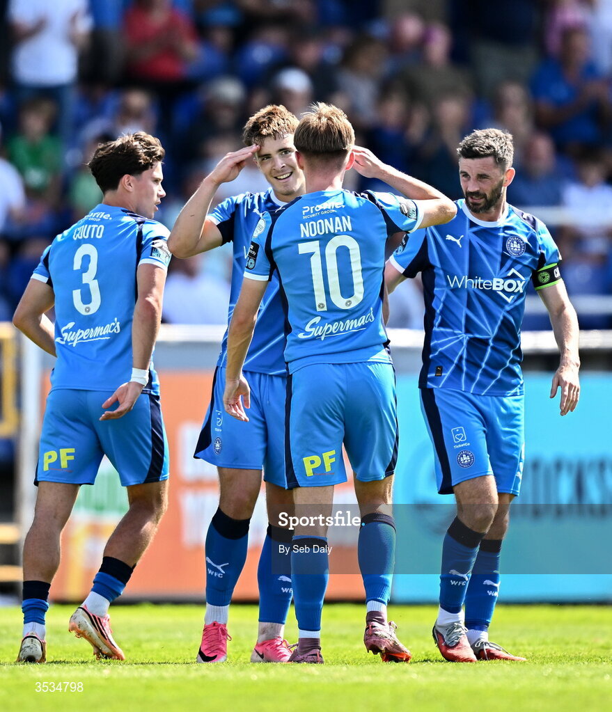 9 August 2026; Tommy Lonergan of Waterford, second from left, celebrates with teammate Conan Noonan after scoring their side's first goal during the SSE Airtricity Men's Premier Division match between Waterford and Bohemians at the RSC in Waterford. Photo by Seb Daly/Sportsfile
