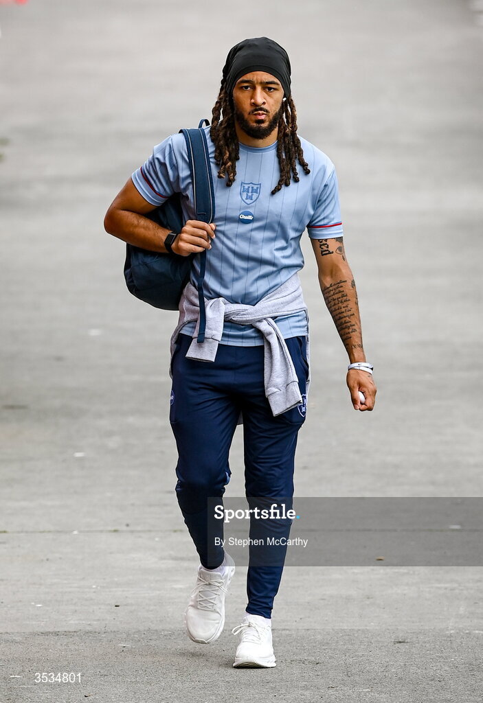 9 August 2026; Milan Mbeng of Shelbourne arrives for the SSE Airtricity Men’s Premier Division match between Shelbourne and St Patrick's Athletic at Tolka Park in Dublin. Photo by Stephen McCarthy/Sportsfile