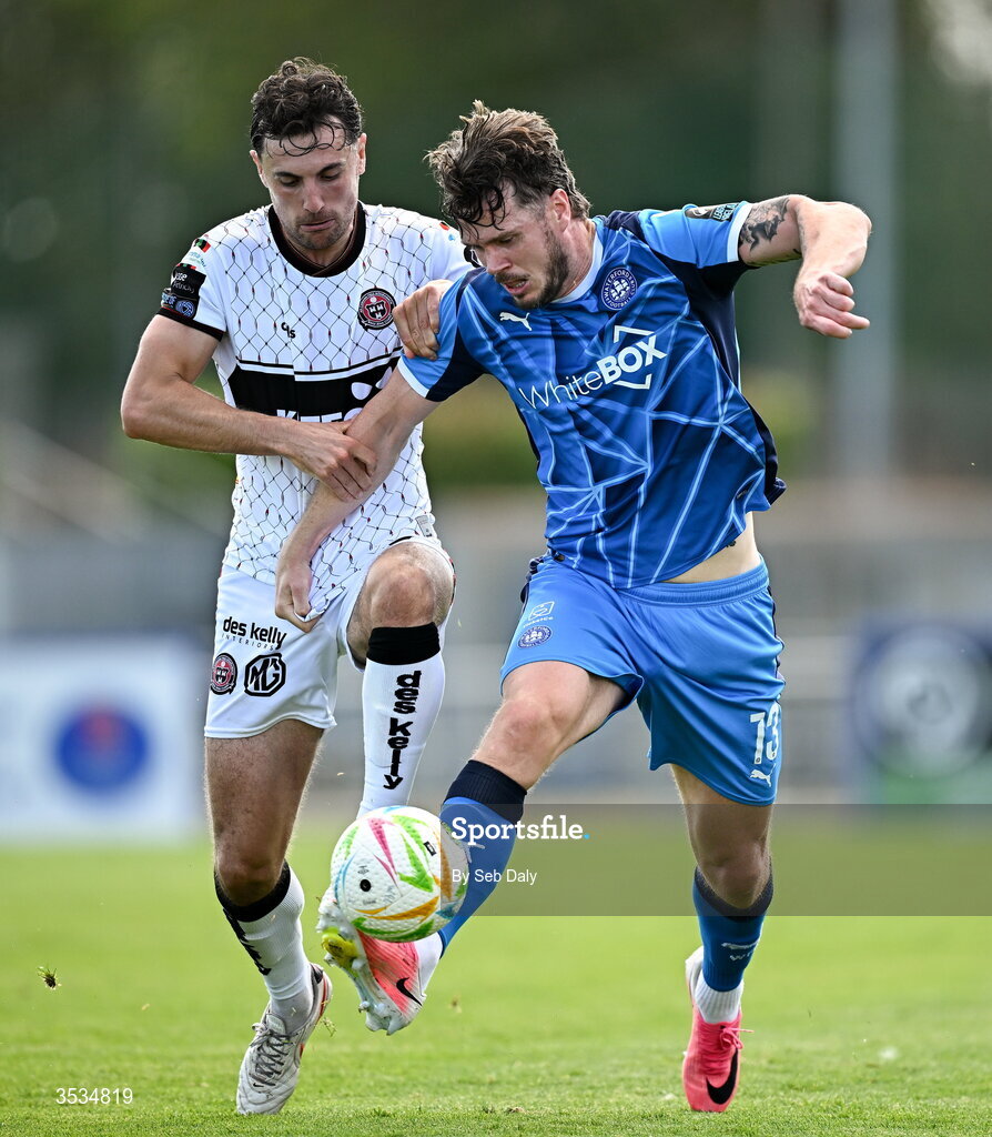 9 August 2026; Kevin Long of Waterford in action against Jordan Flores of Bohemians during the SSE Airtricity Men's Premier Division match between Waterford and Bohemians at the RSC in Waterford. Photo by Seb Daly/Sportsfile