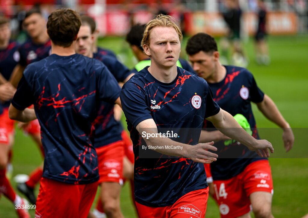 9 August 2026; Jack Henry-Francis of Shelbourne warms up before the SSE Airtricity Men’s Premier Division match between Shelbourne and St Patrick's Athletic at Tolka Park in Dublin. Photo by Stephen McCarthy/Sportsfile