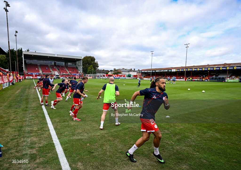 9 August 2026; Milan Mbeng and Shelbourne team-mates warms up before the SSE Airtricity Men’s Premier Division match between Shelbourne and St Patrick's Athletic at Tolka Park in Dublin. Photo by Stephen McCarthy/Sportsfile