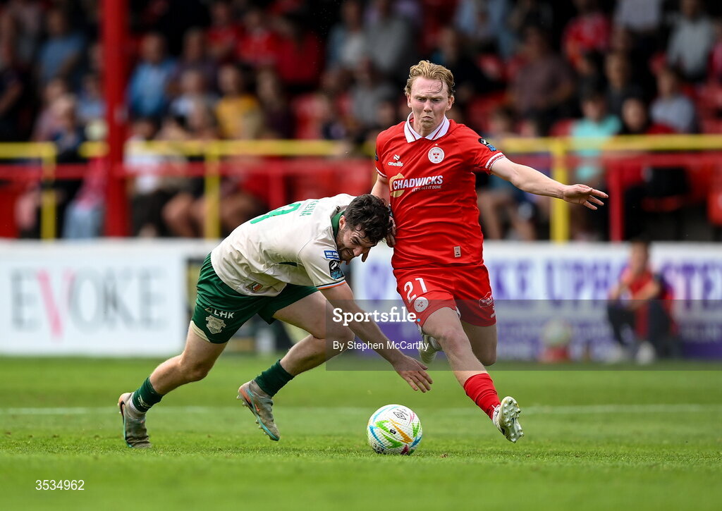 9 August 2026; Jack Henry-Francis of Shelbourne in action against Aidan Keena of St Patrick's Athletic during the SSE Airtricity Men’s Premier Division match between Shelbourne and St Patrick's Athletic at Tolka Park in Dublin. Photo by Stephen McCarthy/Sportsfile