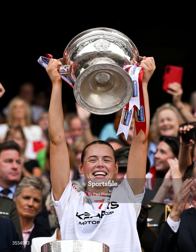 9 August 2026; Cork captain Méabh Cahalane lifts the O'Duffy Cup after her side's victory in the Glen Dimplex All-Ireland Senior Camogie Championship final match between Galway and Cork at Croke Park in Dublin. Photo by Paul Phelan/Sportsfile