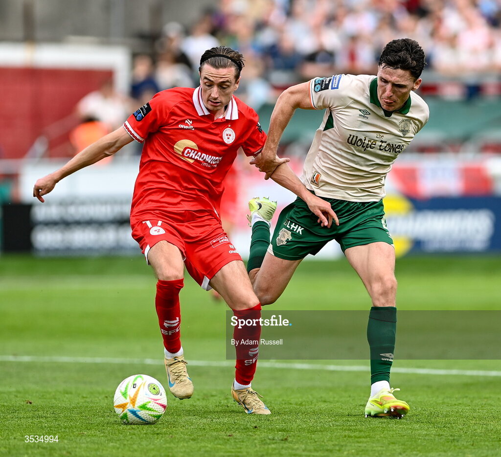 9 August 2026; Daniel Kelly of Shelbourne in action against Joe Redmond of St Patrick's Athletic during the SSE Airtricity Men’s Premier Division match between Shelbourne and St Patrick's Athletic at Tolka Park in Dublin. Photo by Adam Russell/Sportsfile