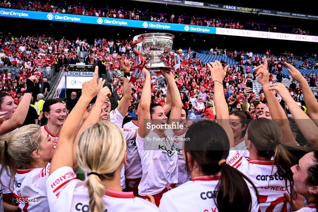 9 August 2026; Saoirse McCarthy of Cork celebrates with her team after winning the Glen Dimplex All-Ireland Senior Camogie Championship final match between Galway and Cork at Croke Park in Dublin. Photo by Piaras Ó Mídheach.