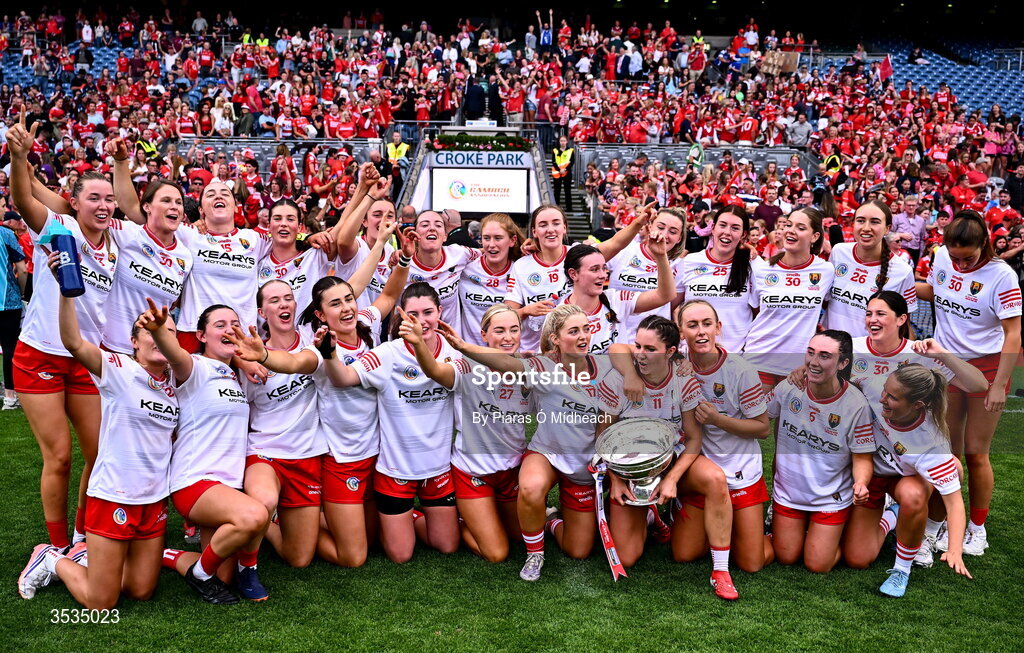 9 August 2026; Cork celebrate after victory in the Glen Dimplex All-Ireland Senior Camogie Championship final match between Galway and Cork at Croke Park in Dublin. Photo by Piaras Ó Mídheach.