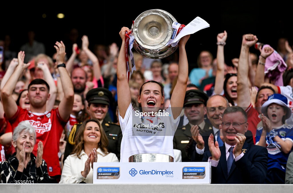 9 August 2026; Cork captain Méabh Cahalane lifts the O'Duffy Cup after her side's victory in the Glen Dimplex All-Ireland Senior Camogie Championship final match between Galway and Cork at Croke Park in Dublin. Photo by Paul Phelan/Sportsfile