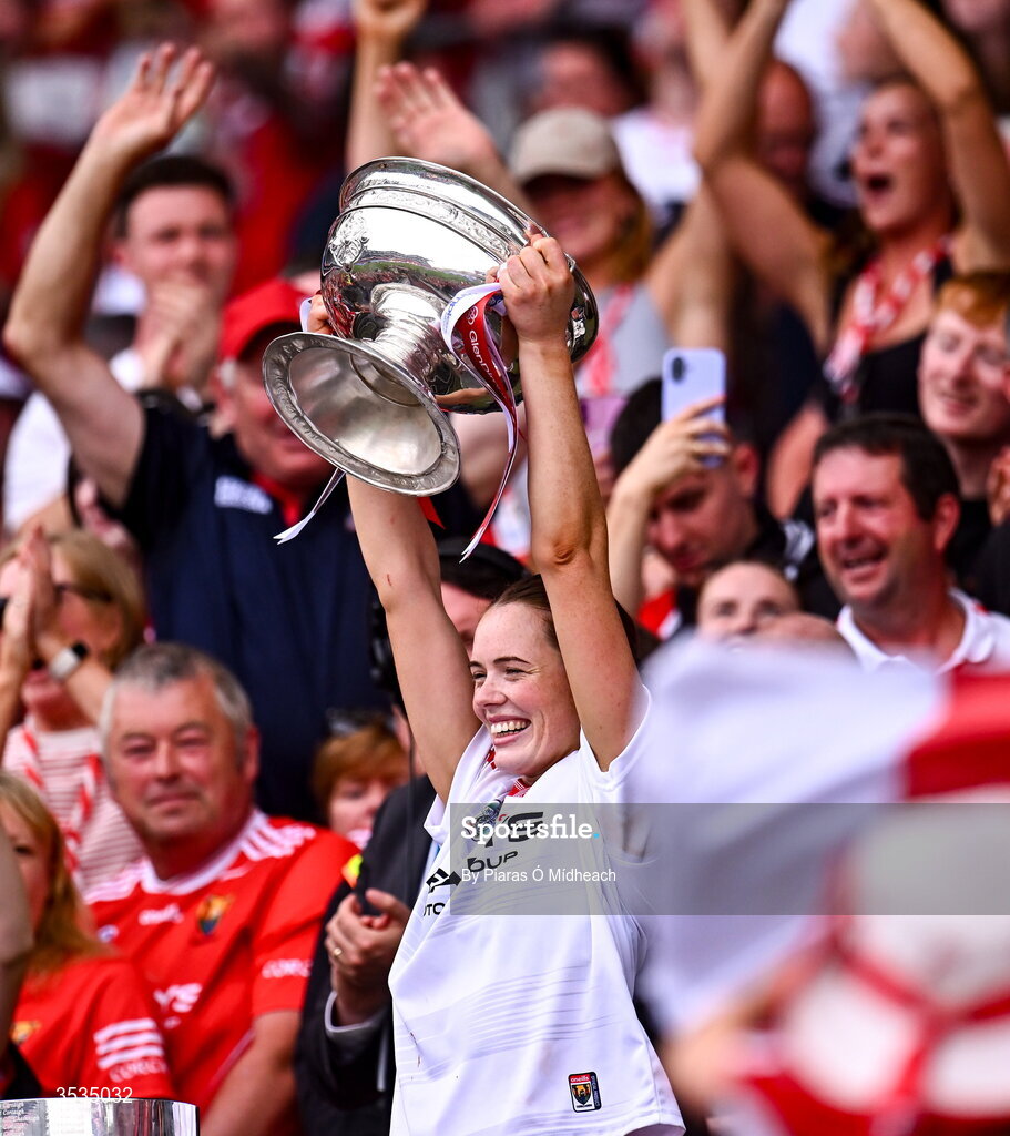 9 August 2026; Cork captain Méabh Cahalane lifts the O'Duffy Cup after her side's victory in the Glen Dimplex All-Ireland Senior Camogie Championship final match between Galway and Cork at Croke Park in Dublin. Photo by Piaras Ó Mídheach/Sportsfile