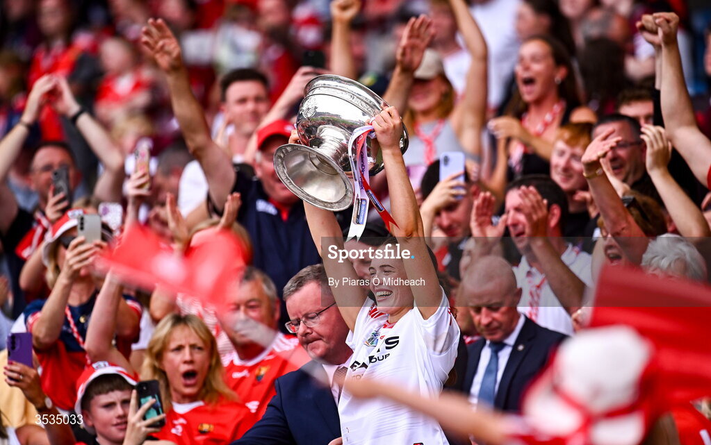 9 August 2026; Cork captain Méabh Cahalane lifts the O'Duffy Cup after her side's victory in the Glen Dimplex All-Ireland Senior Camogie Championship final match between Galway and Cork at Croke Park in Dublin. Photo by Piaras Ó Mídheach/Sportsfile