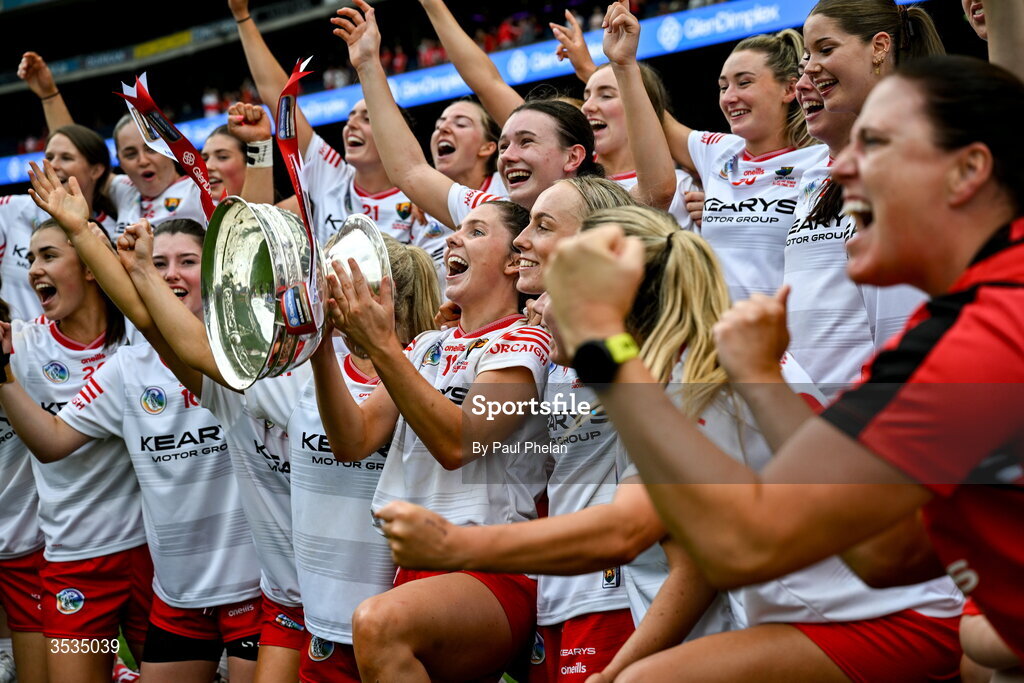 9 August 2026; Saoirse McCarthy of Cork catches the O'Duffy Cup after her side's victory Glen Dimplex All-Ireland Senior Camogie Championship final match between Galway and Cork at Croke Park in Dublin. Photo by Paul Phelan/Sportsfile