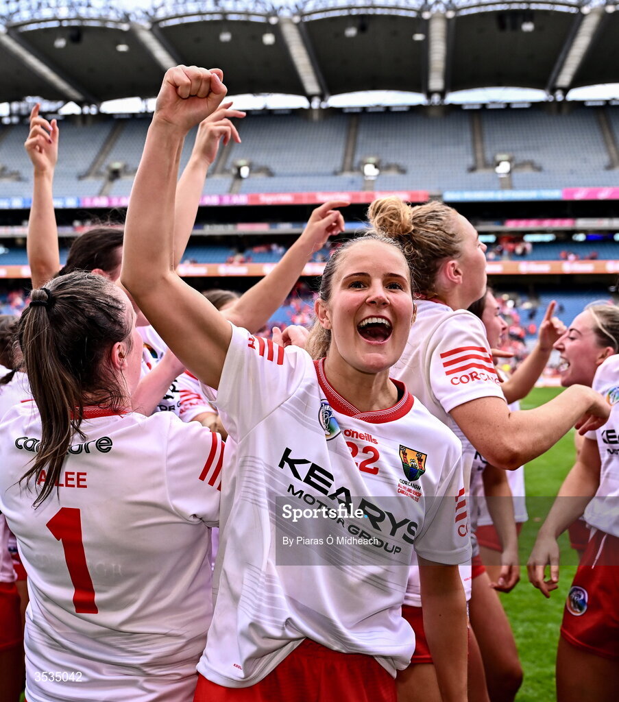9 August 2026; Ciara O'Sullivan of Cork, centre, celebrates after victory in the Glen Dimplex All-Ireland Senior Camogie Championship final match between Galway and Cork at Croke Park in Dublin. Photo by Piaras Ó Mídheach.