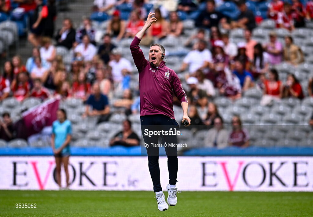 9 August 2026; Galway manager Cathal Murray on the pitch shouting at his goalkeeper Sarah Healy to come up to take a late free during the Glen Dimplex All-Ireland Senior Camogie Championship final match between Galway and Cork at Croke Park in Dublin. Photo by Piaras Ó Mídheach/Sportsfile