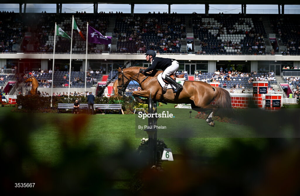 8 August 2026; Francis Derwin of Ireland competes on Flexi K in the Dublin Stakes during day four of the Gallagher Dublin Horse Show at the RDS in Dublin. Photo by Paul Phelan/Sportsfile