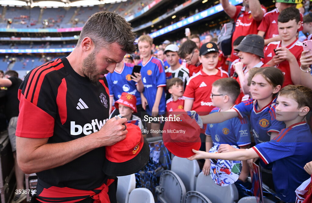 12 August 2026; Manchester United manager Michael Carrick signs autographs before the pre-season friendly match between Manchester United and Leeds United at Croke Park in Dublin. Photo by Stephen McCarthy/Sportsfile