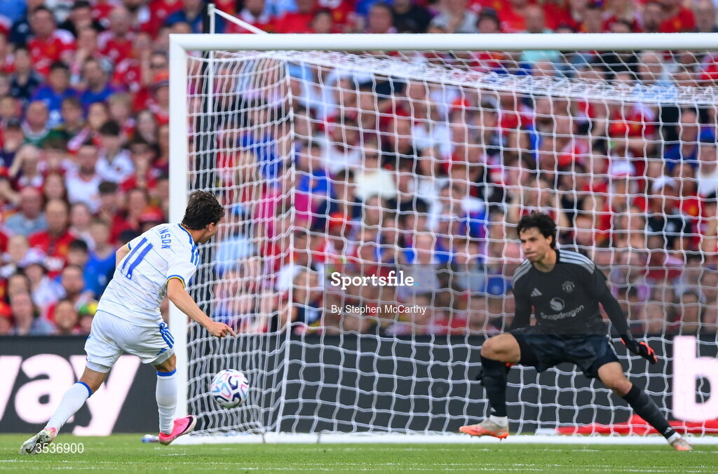 12 August 2026; Brenden Aaronson of Leeds United shoots to score his side's first goal during the pre-season friendly match between Manchester United and Leeds United at Croke Park in Dublin. Photo by Stephen McCarthy/Sportsfile