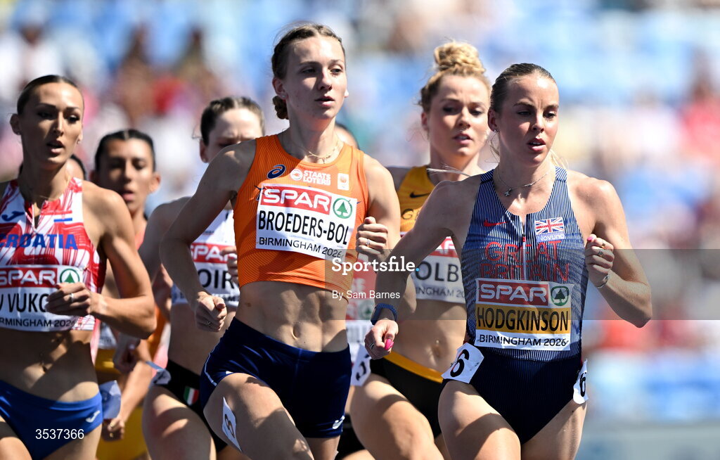 13 August; Keely Hodgkinson of Great Britain and Northern Ireland, right and Femke Broeders-Bol of Netherlands competing in the women's 800m semi-final 2 during day four of the European Athletics Championships 2026 at Alexander Stadium in Birmingham, England. Photo by Sam Barnes/Sportsfile