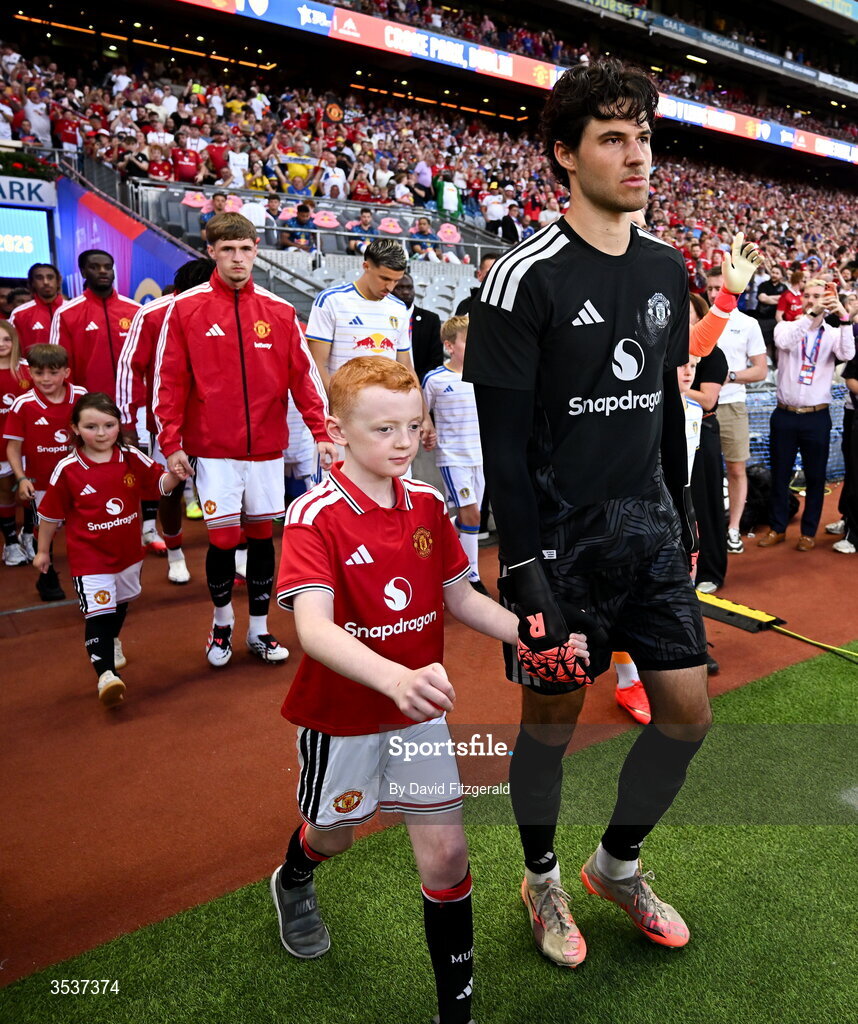 12 August 2026; Manchester United goalkeeper Senne Lammens walks out with a mascot, Arthur, before the pre-season friendly match between Manchester United and Leeds United at Croke Park in Dublin. Photo by David Fitzgerald/Sportsfile