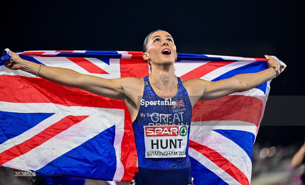 13 August 2026; Amy Hunt of Great Britain and Northern ireland celebrates winning gold in the women's 200m final during day four of the European Athletics Championships 2026 at Alexander Stadium in Birmingham, England. Photo by Sam Barnes/Sportsfile