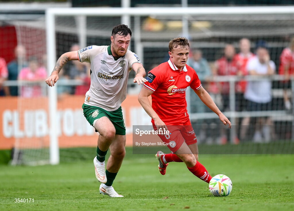 9 August 2026; JJ Lunney of Shelbourne and Ryan Edmondson of St Patrick's Athletic during the SSE Airtricity Men’s Premier Division match between Shelbourne and St Patrick's Athletic at Tolka Park in Dublin. Photo by Stephen McCarthy/Sportsfile