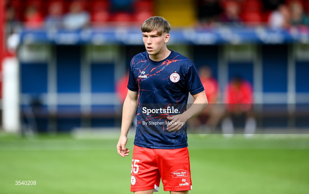 9 August 2026; James Roche of Shelbourne warms up before the SSE Airtricity Men’s Premier Division match between Shelbourne and St Patrick's Athletic at Tolka Park in Dublin. Photo by Stephen McCarthy/Sportsfile