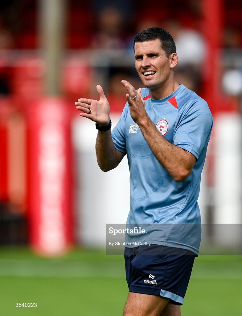 9 August 2026; Shelbourne coach David McAllister acknowledges his side's supporters before the SSE Airtricity Men’s Premier Division match between Shelbourne and St Patrick's Athletic at Tolka Park in Dublin. Photo by Stephen McCarthy/Sportsfile