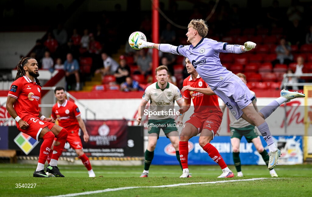 9 August 2026; Shelbourne goalkeeper Eddie Beach during the SSE Airtricity Men’s Premier Division match between Shelbourne and St Patrick's Athletic at Tolka Park in Dublin. Photo by Stephen McCarthy/Sportsfile