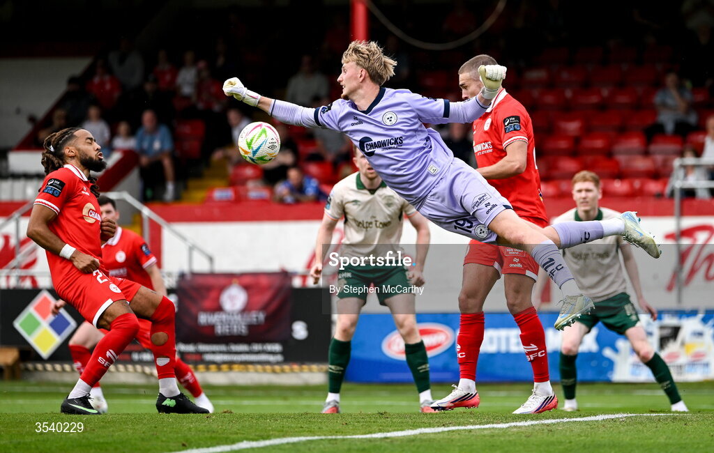9 August 2026; Shelbourne goalkeeper Eddie Beach during the SSE Airtricity Men’s Premier Division match between Shelbourne and St Patrick's Athletic at Tolka Park in Dublin. Photo by Stephen McCarthy/Sportsfile