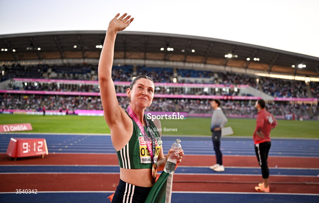 15 August 2026; Kate O’Connor of Ireland celebrates with her gold medal after winning the women’s heptathlon during day six of the European Athletics Championships 2026 at Alexander Stadium in Birmingham, England. Photo by Sam Barnes/Sportsfile