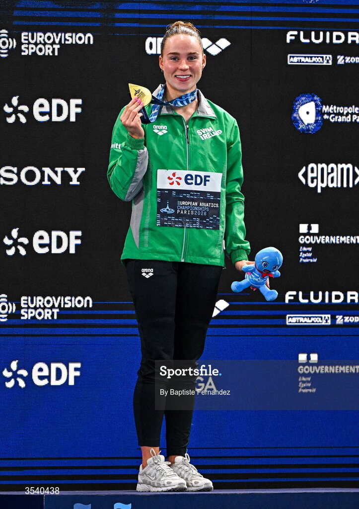 15 August 2026; Ellen Walshe of Ireland  with her gold medal after the Women's 200m individual medley Final at the 2026 European Aquatics Championships in Paris, France. Photo by Baptiste Fernandez/Sportsfile