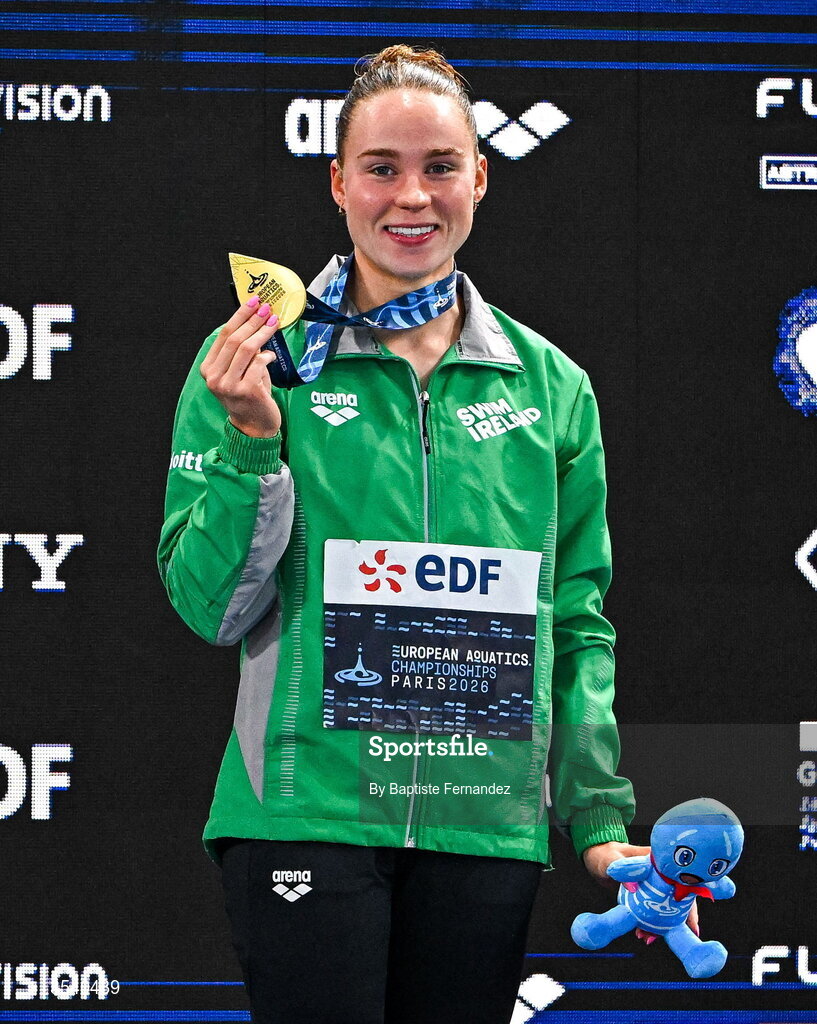 15 August 2026; Ellen Walshe of Ireland  with her gold medal after the Women's 200m individual medley Final at the 2026 European Aquatics Championships in Paris, France. Photo by Baptiste Fernandez/Sportsfile