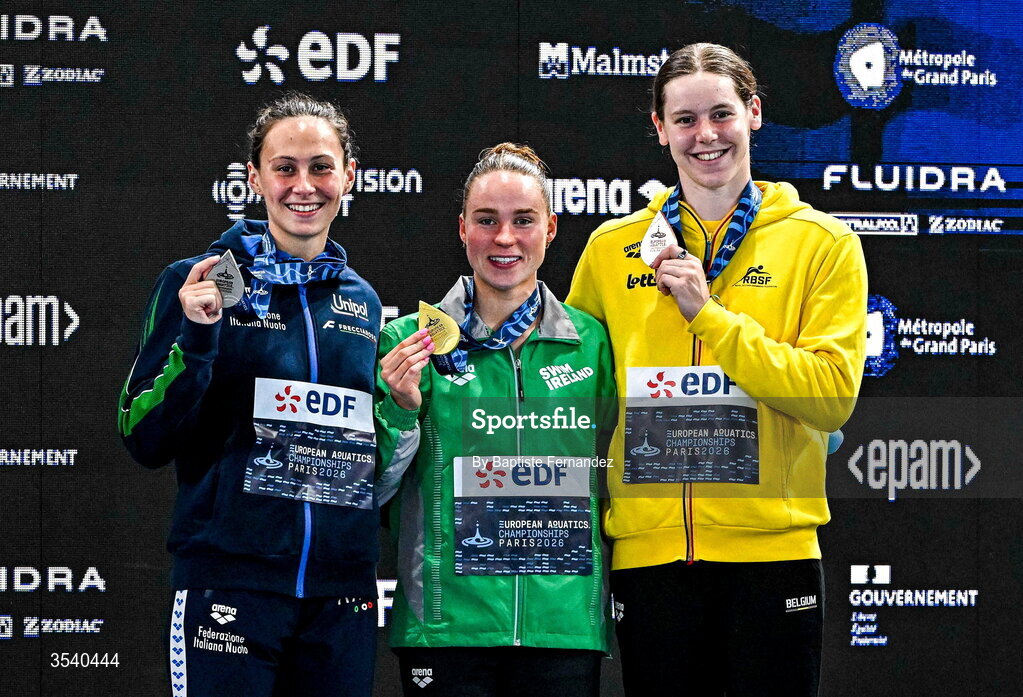 15 August 2026; Ellen Walshe of Ireland with her gold medal from the Women's 200m individual medley Final, alingside silver medallist Anita Gastaldi of Italy, left, and bronze medallist Roos Vanotterdijk at the 2026 European Aquatics Championships in Paris, France. Photo by Baptiste Fernandez/Sportsfile
