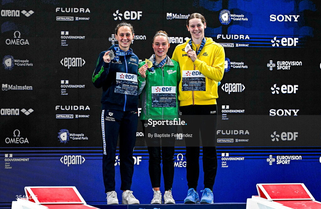 15 August 2026; Ellen Walshe of Ireland with her gold medal from the Women's 200m individual medley Final, alingside silver medallist Anita Gastaldi of Italy, left, and bronze medallist Roos Vanotterdijk at the 2026 European Aquatics Championships in Paris, France. Photo by Baptiste Fernandez/Sportsfile